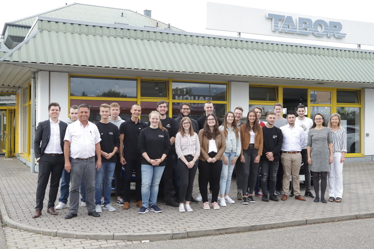 Azubis vor Autohaus Tabor