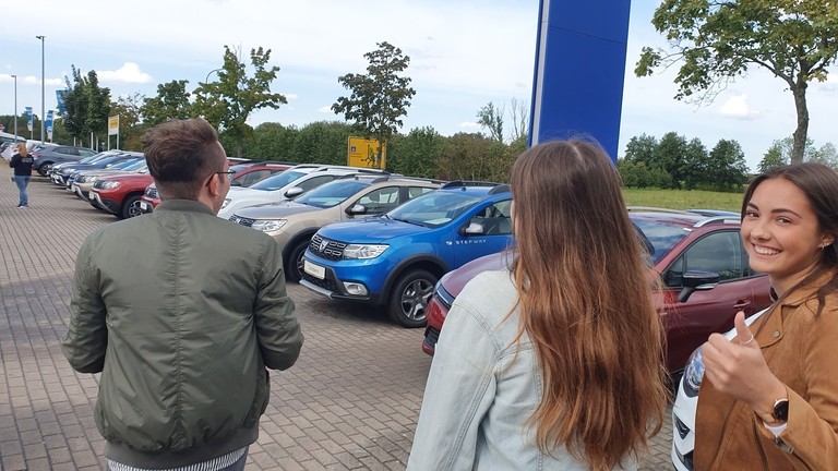 Menschen vor Renault Fahrzeugen