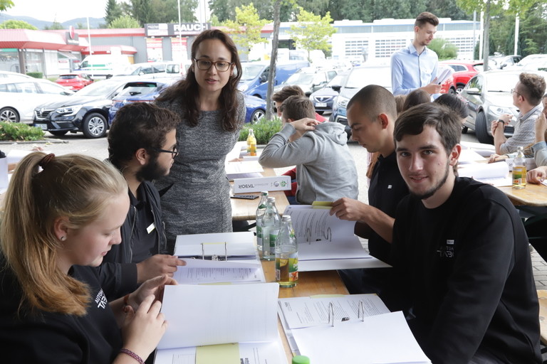 Ausbilderin mit Azubis Autohaus Tabor