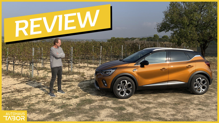 Mann mit Renault Captur