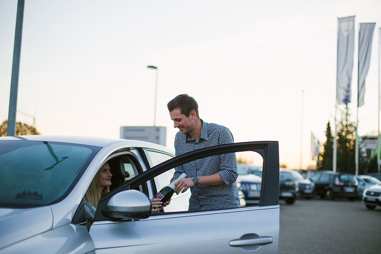 Die richtige Ausbildung für Autobegeisterte, die gerne in Kontakt mit Kunden stehen