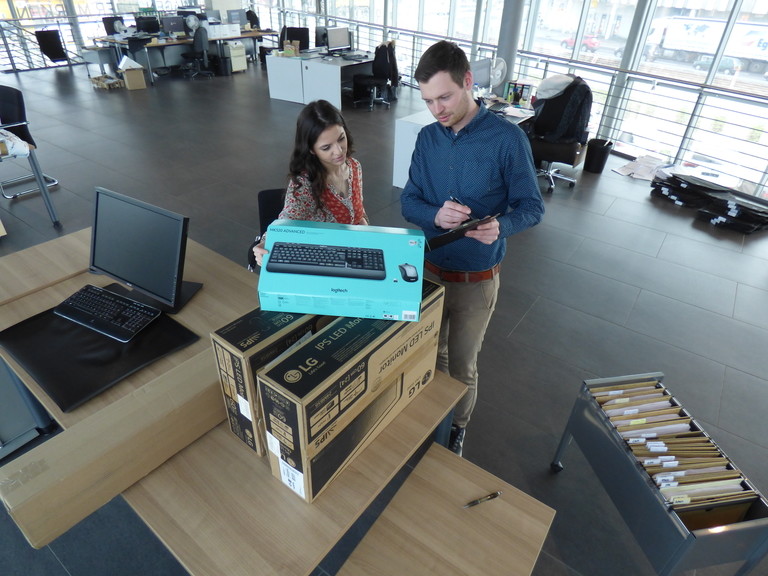 Mann und Frau im Büro