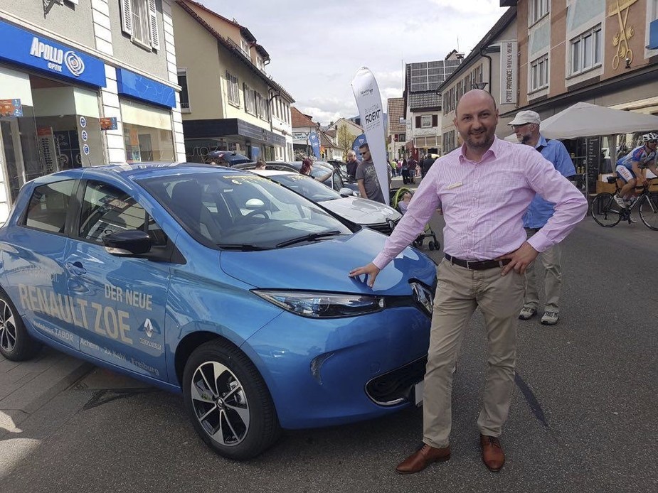 Mann vor blauem Renault ZOE
