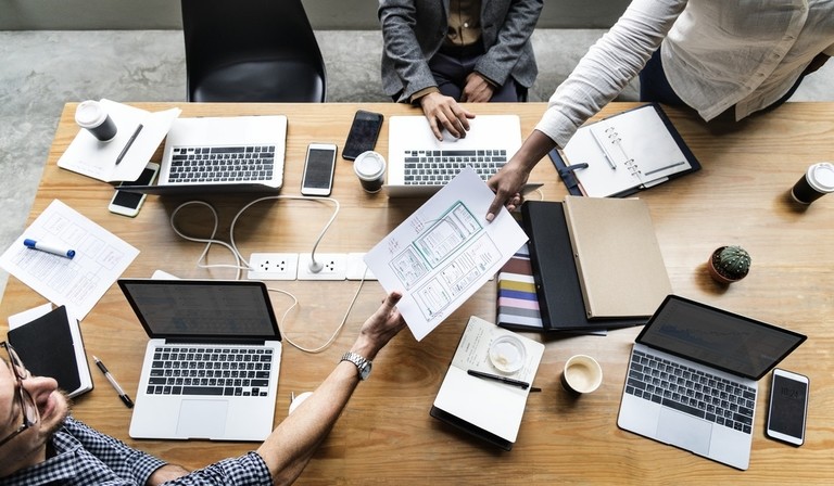 Schreibtisch mit Laptops von oben