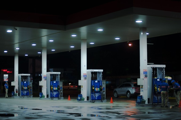 Tankstelle bei Nacht