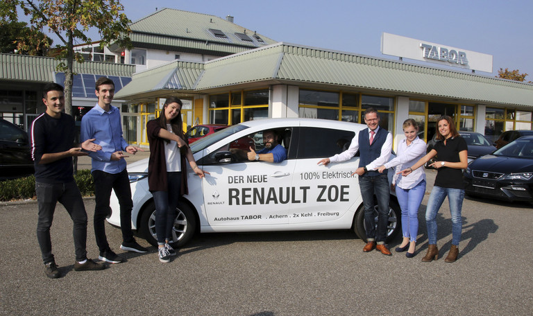 Mitarbeiter vor einem Auto