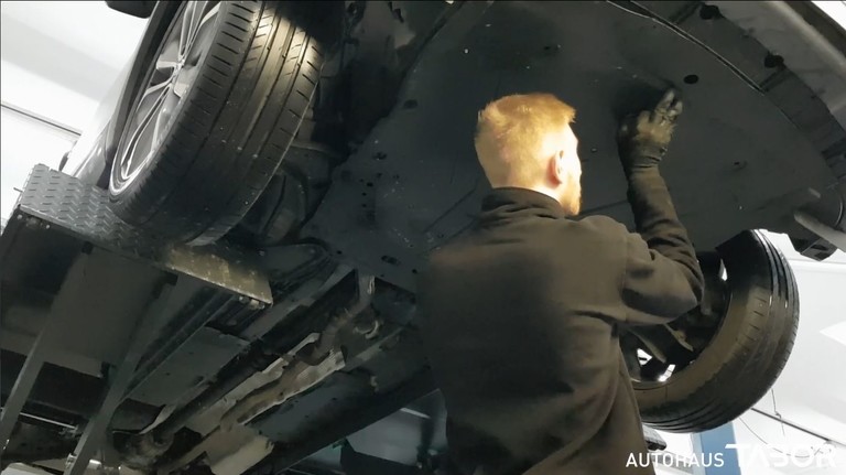 Mechaniker unter dem Fahrzeug