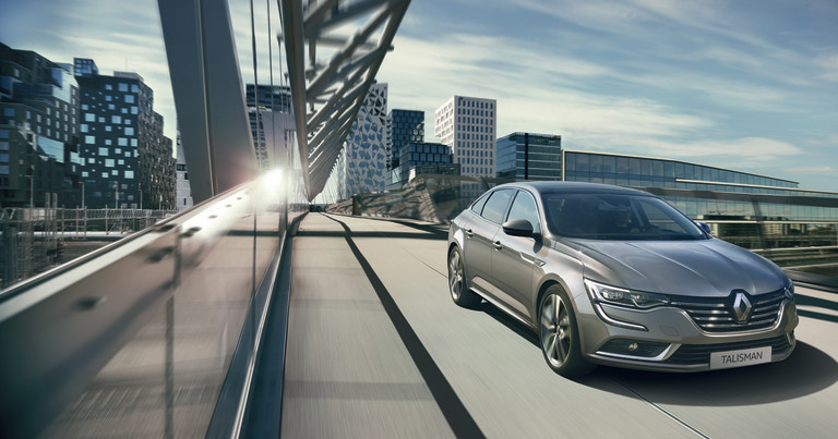 Renault Talisman auf der Brücke