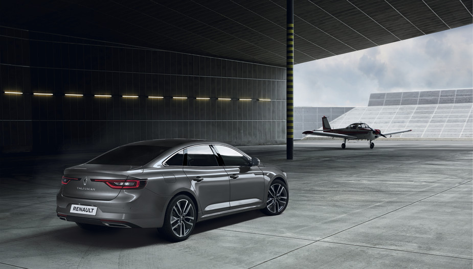 Renault Talisman im Flugzeughangar